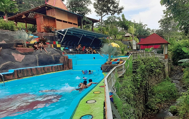WISATA KELUARGA: Wahana kolam renang di Umbul Gunung Tugel, Desa Pojok, Kecamatan Mojogedang, Karanganyar.