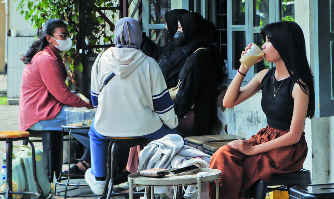 Pengunjung kedai kopi di Jalan Teuku Umar,&nbsp;belum lama ini.&nbsp;&nbsp;