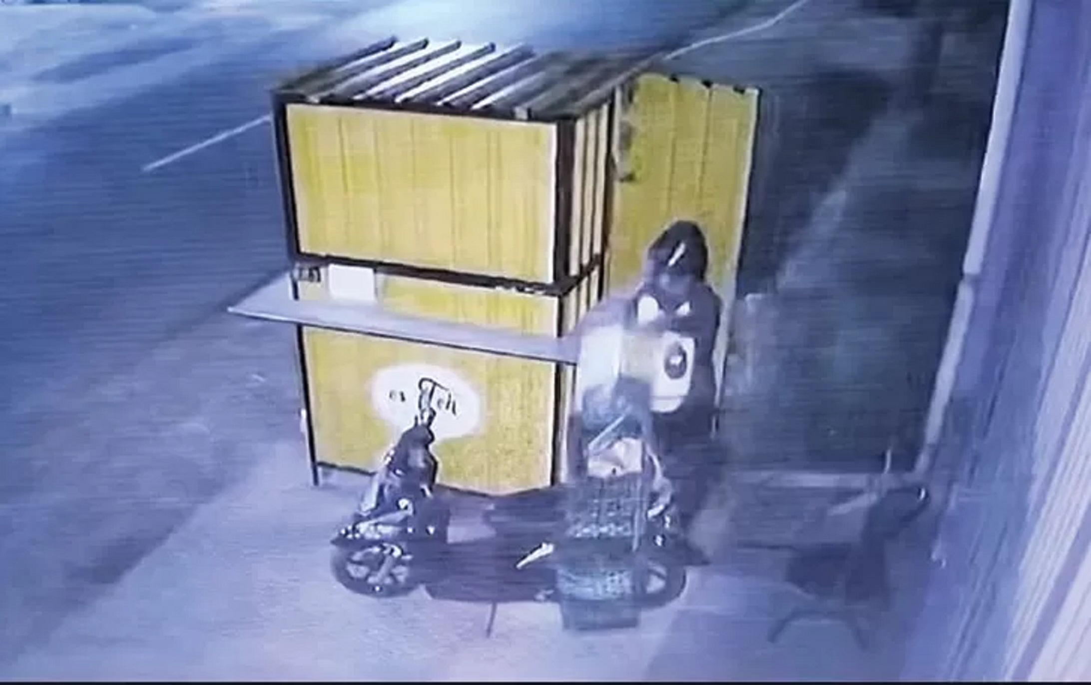 Aksi pencurian dengan korban penjual es teh, beberapa waktu lalu. (Istimewa)