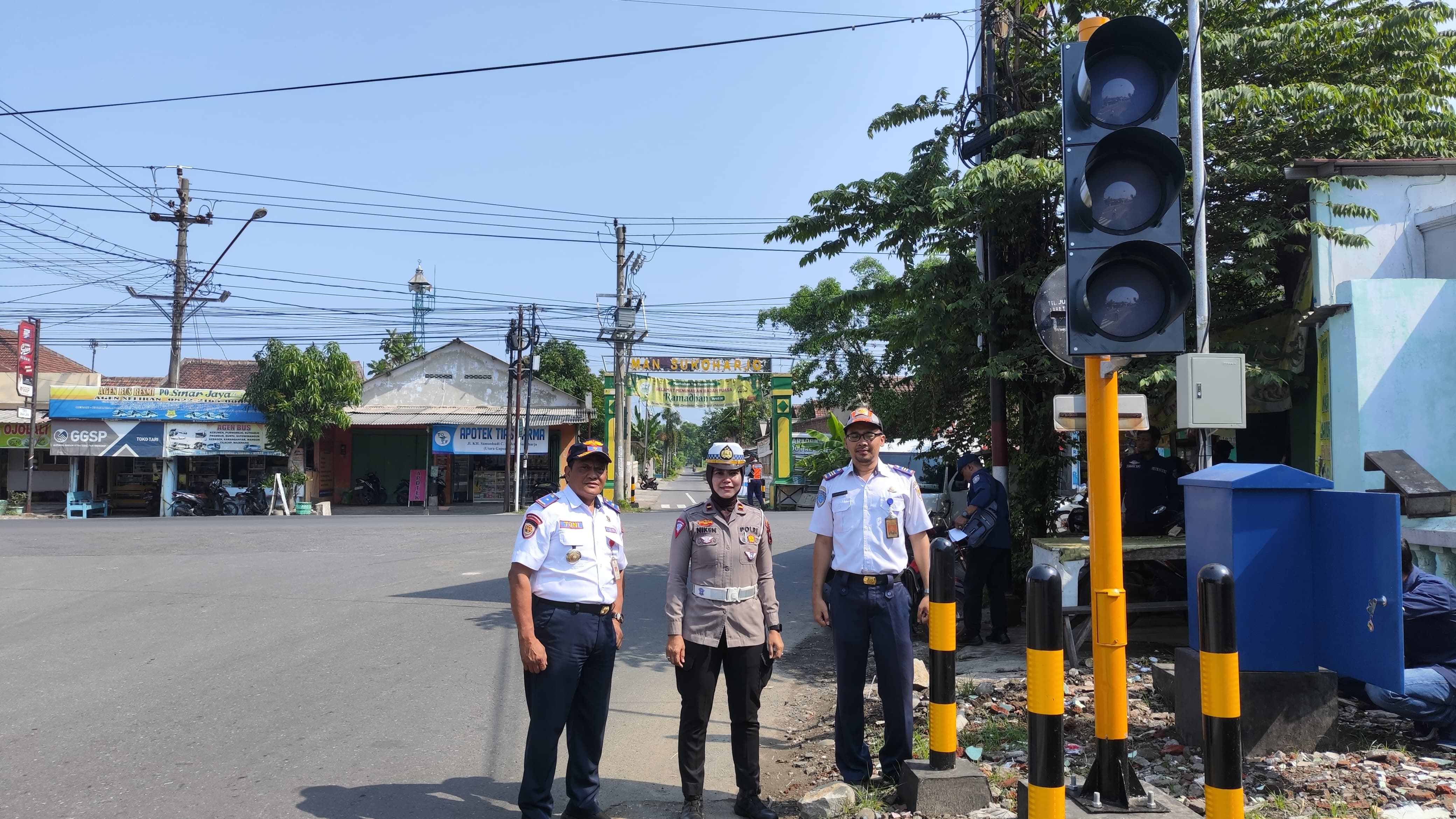 Uji coba pemasangan alat penanda isyarat lalu lintas (APILL) di simpang empat Jalan Diponegoro Sukoharjo yang selama ini dikenal arusnya cukup padat, Senin (27/5).