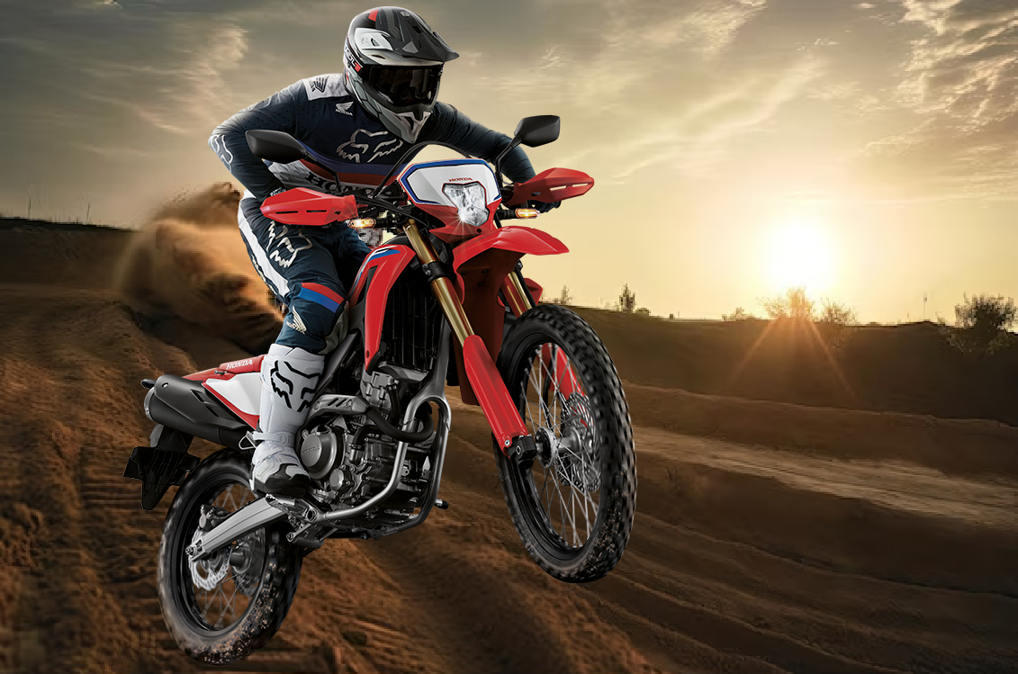 Awal mula tren&nbsp;standing, angkat roda depan atau&nbsp;wheelie&nbsp;berasal dari dunia balap motor, terutama balapan&nbsp;motocross&nbsp;dan&nbsp;flat track.