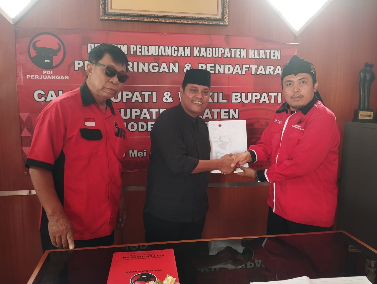 Sekretaris Daerah (Sekda) Klaten Jajang Prihono (tengah) mengambil formulir pendaftaran calon bupati-wakil bupati di kantor DPC PDIP Klaten, Minggu (26/5). (Angga Purenda/Radar Solo)