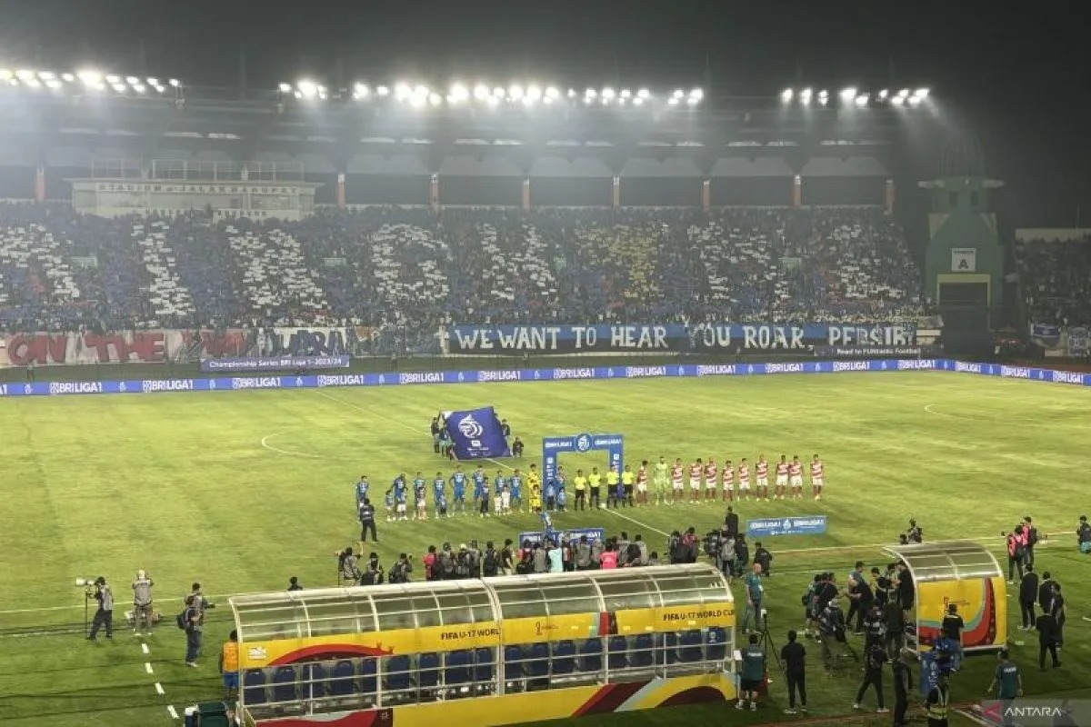 Situasi pertandingan Persib Bandung melawan Madura pada leg pertama final Liga 1 di Stadion Si Jalak Harupat, Kabupaten Bandung, Jawa Barat, Minggu (26/5/2024).