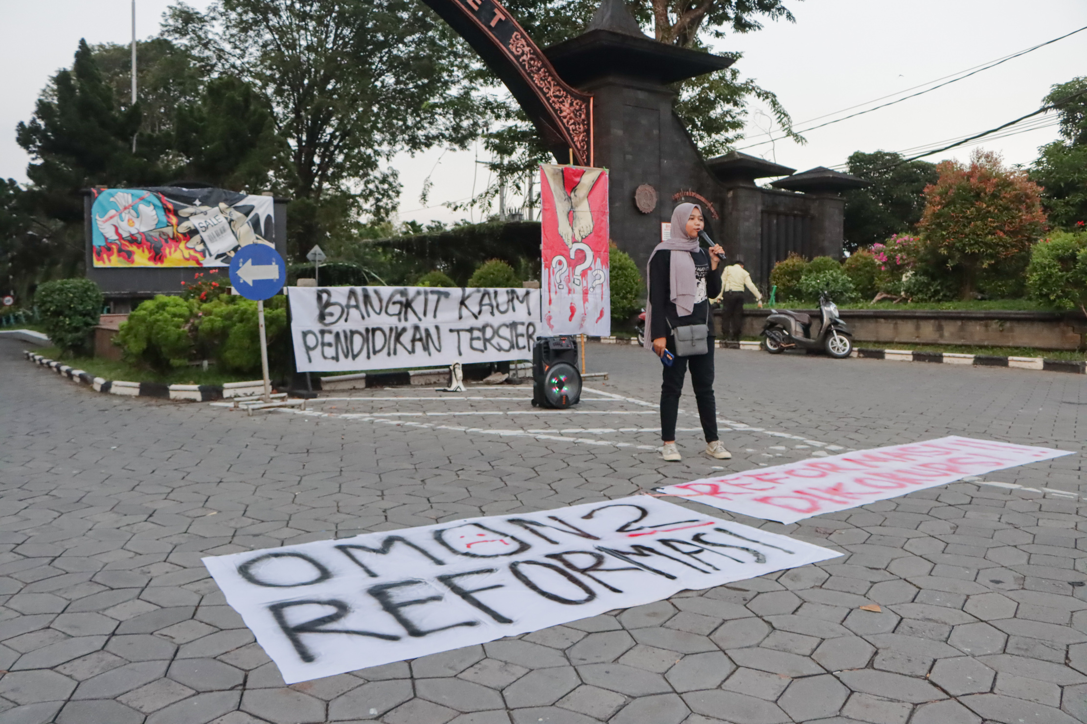 Ilustrasi aksi damai BEM dan organisasi mahasiswa UNS menuntut pembatalan kenaikan UKT di boulevard kampus setempat, Senin sore (27/5).