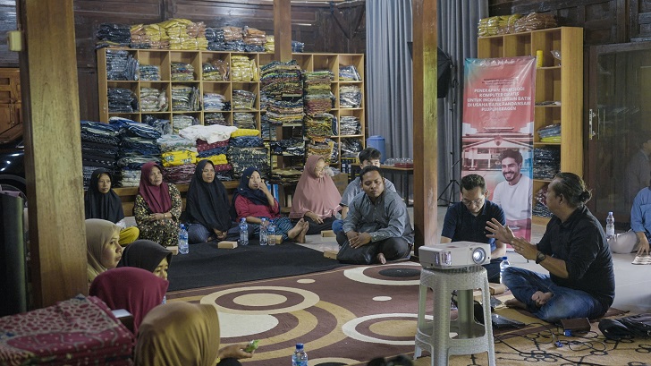 Prodi Kriya Seni/Tekstil FSRD UNS paparkan penggunaan teknologi desain grafis dalam pengembangan motif batik di Usaha Batik Pandansari, Kecamatan Plupuh, Kabupaten Sragen belum lama ini.