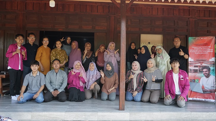 Tim Prodi Kriya Seni/Tekstil FSRD UNS bersama perajin dan pemilik usaha batik di Plupuh, Sragen