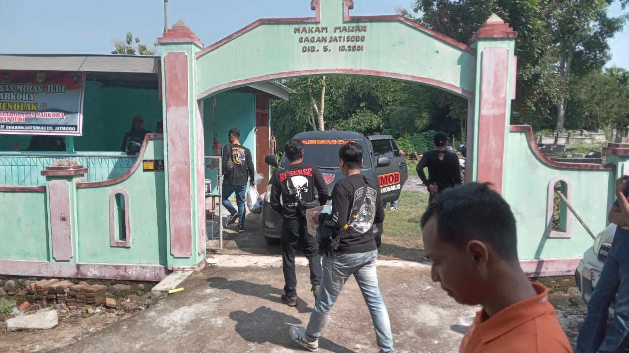 Persiapan rekonstruksi pembunuhan Serlina warga Jumapolo, Karanganyar didi depan Makam Mawar, Dusun Gagan, Desa Jatisobo, Kecamatan Polokarto, Sukoharjo, Senin (27/5/2024).
