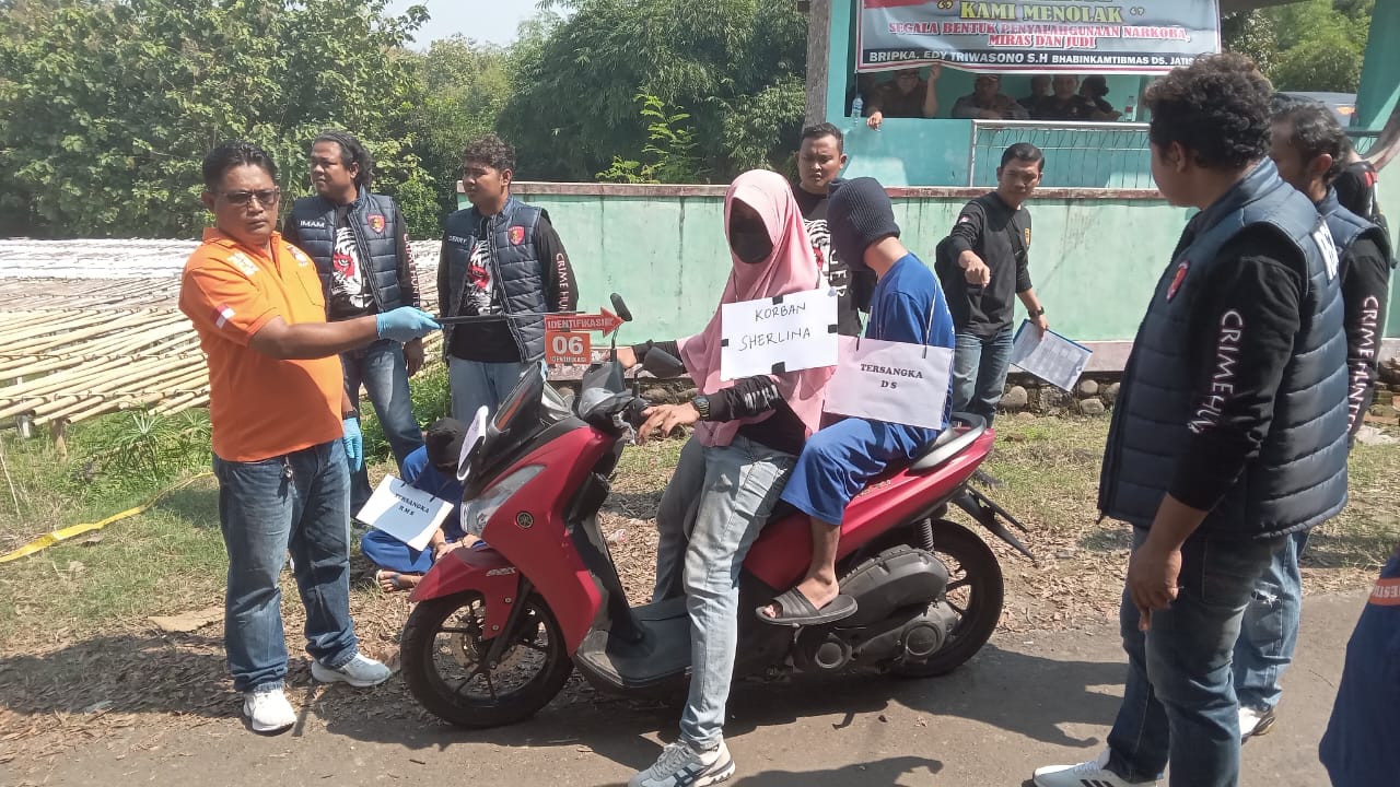 Rekonstruksi pembunuhan Serlina di depan Makan Mawar, Dusun Gagan, Desa Jatisobo, Polokarto, Senin (27/5).