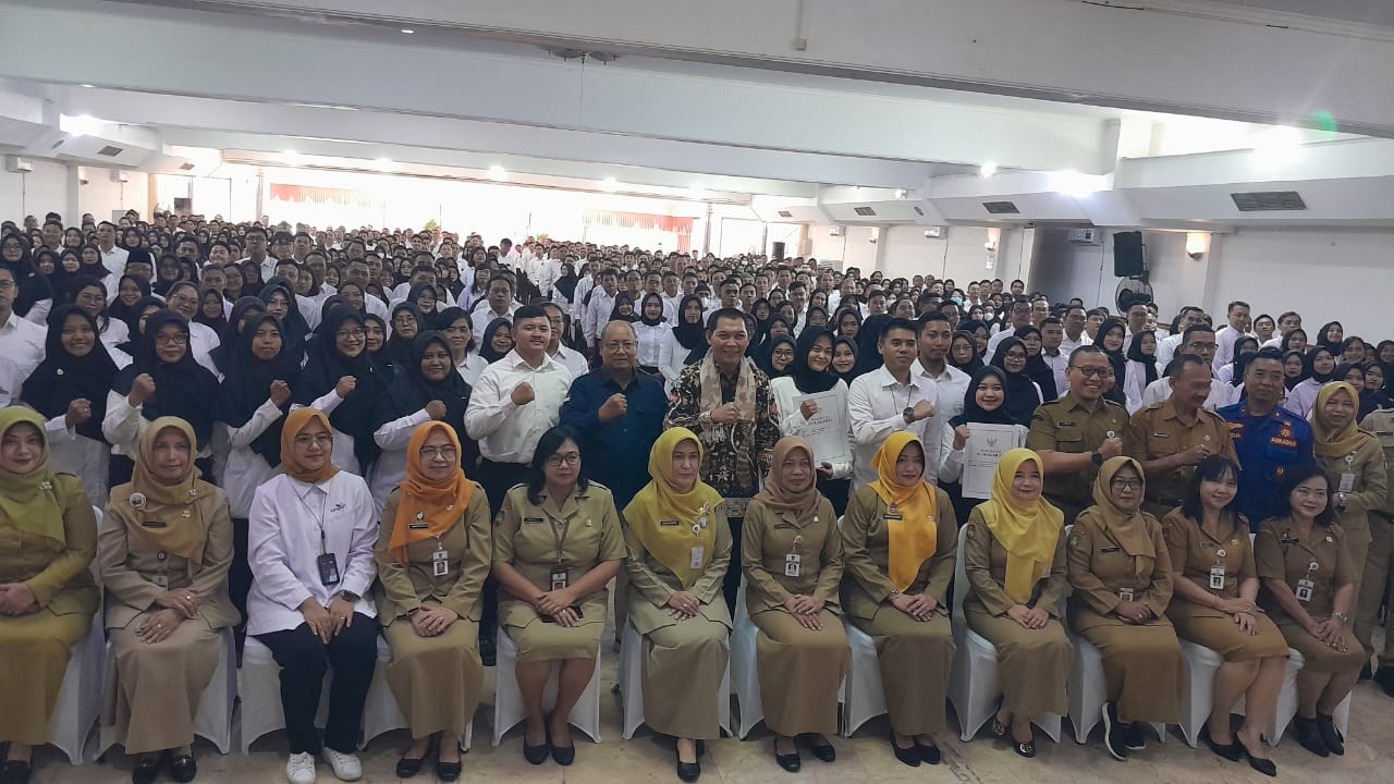 Wakil Wali Kota Solo Teguh Prakosa bersama PT Taspen saat penyerahan SK pengangkatan PPPK di Graha Wisata Niaga Solo, Senin (27/5).