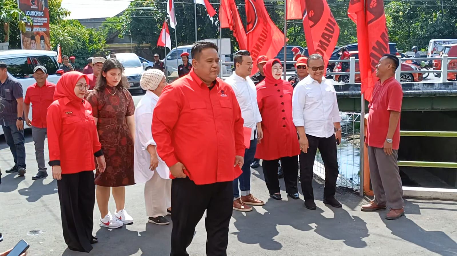 Untung Wibowo Sukowati ditemani mantan Bupati Sragen Untung Wiyono (kanan) dan Bupati Sragen Untung Yuni Sukowati (dua dari kanan) mendaftar ke PDIP, Senin (27/5). (Ahmad Khairudin/Radar Solo)