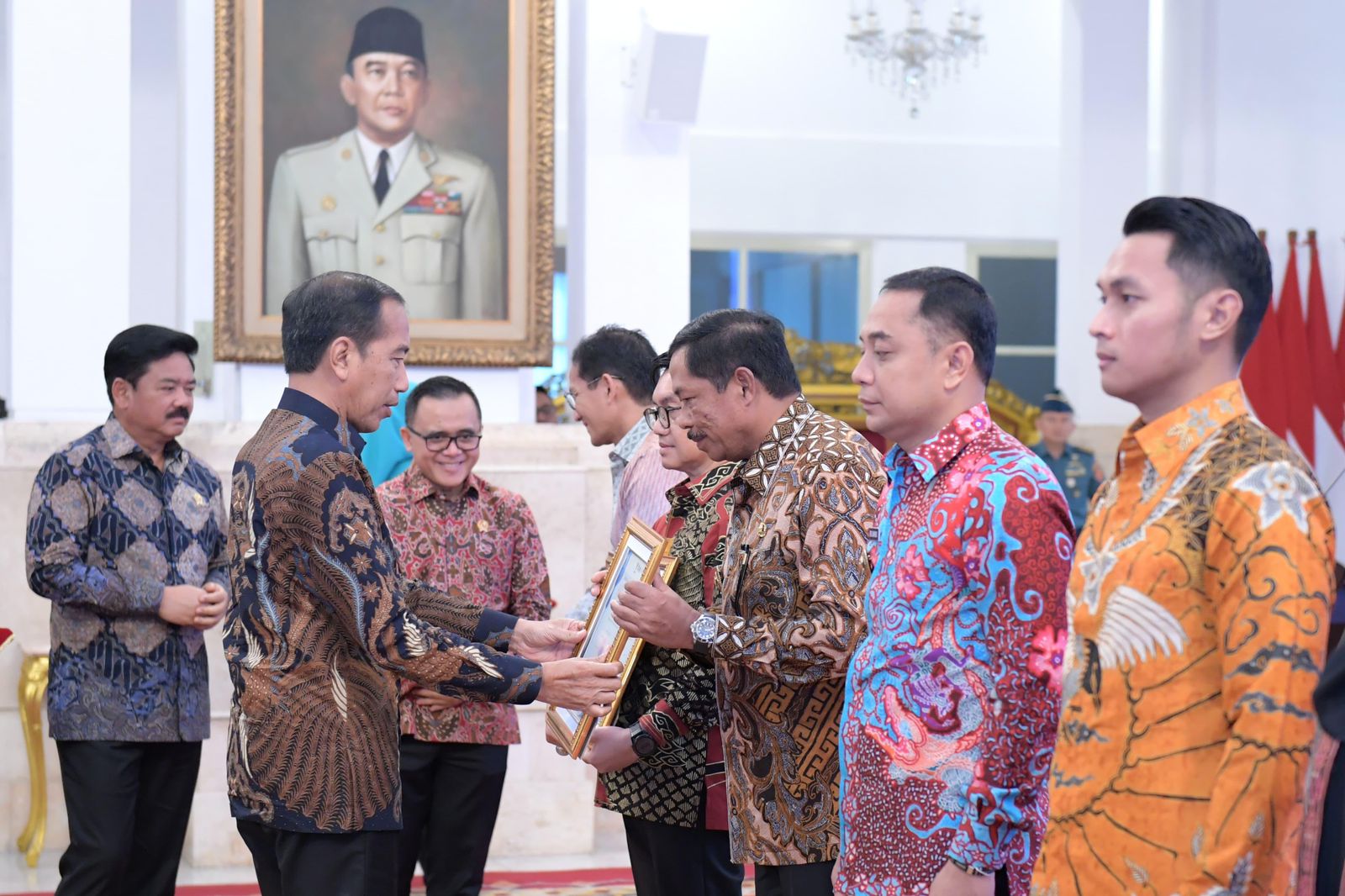 Presiden Jokowi serahkan penghargaan Digital Government Award kepada Pj Gubernur Jateng Nana Sudjana dalam acara SPBE Summit 2024 dan Peluncuran GovTech Indonesia di Istana Negara, Senin (27/5/2024).