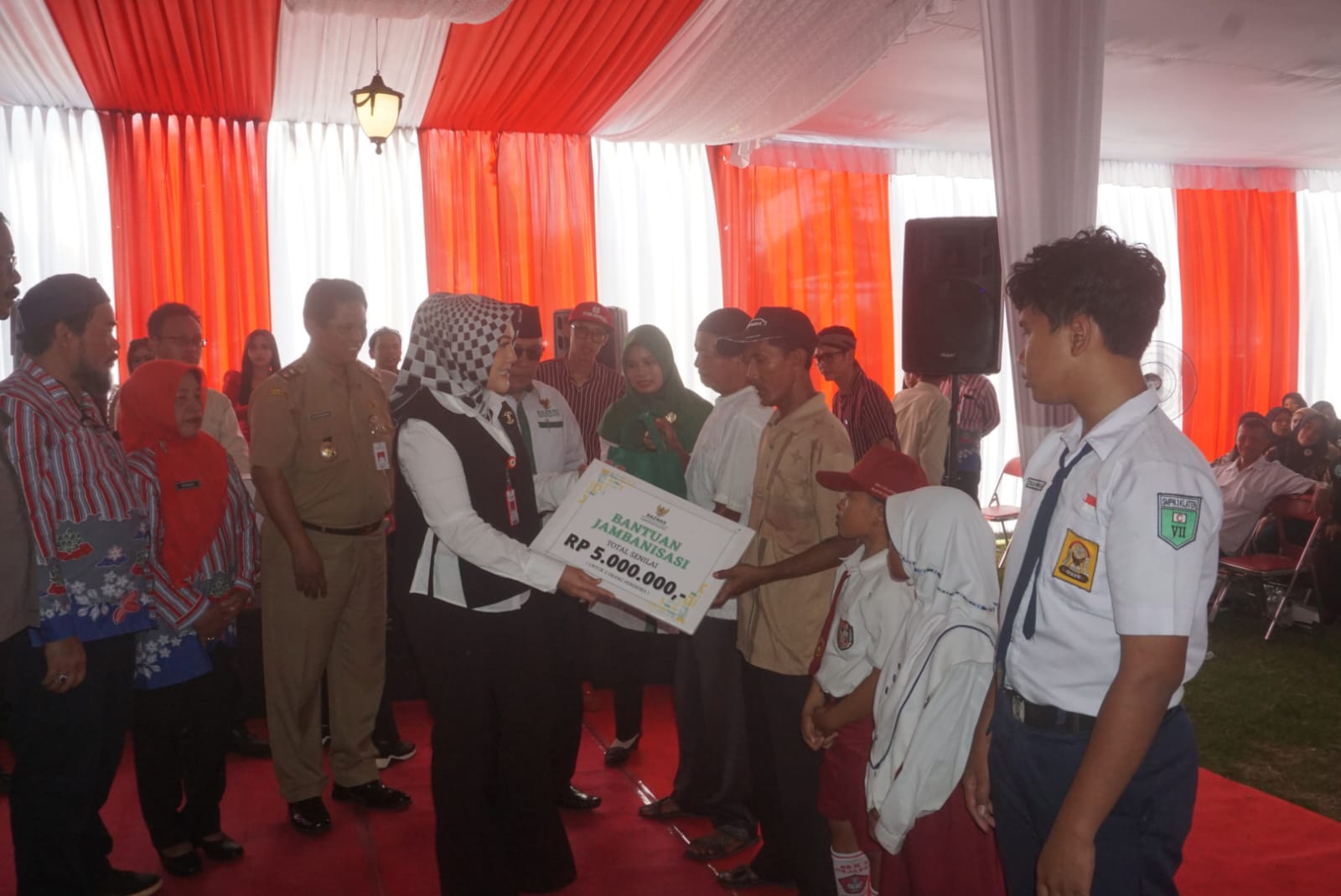 Bupati Klaten Sri Mulyani serahkan bantuan sosial pada kegiatan Sambang Warga di Kelurahan Mojayan, Kecamatan Klaten Tengah, Senin (27/5/2024).