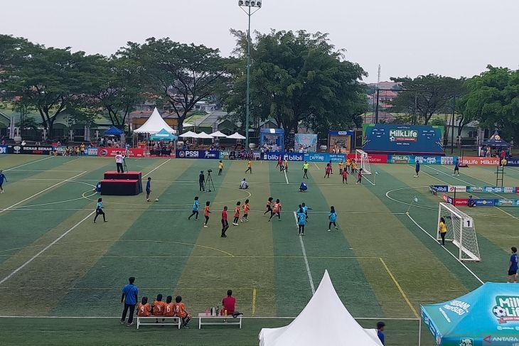 Sejumlah pemain sepak bola putri bertanding di lapangan pada turnamen turnamen sepak bola putri MilkLife Soccer Challenge di Kingkong Soccer Arena, Cijantung, Jakarta, Senin (27/5/2024).