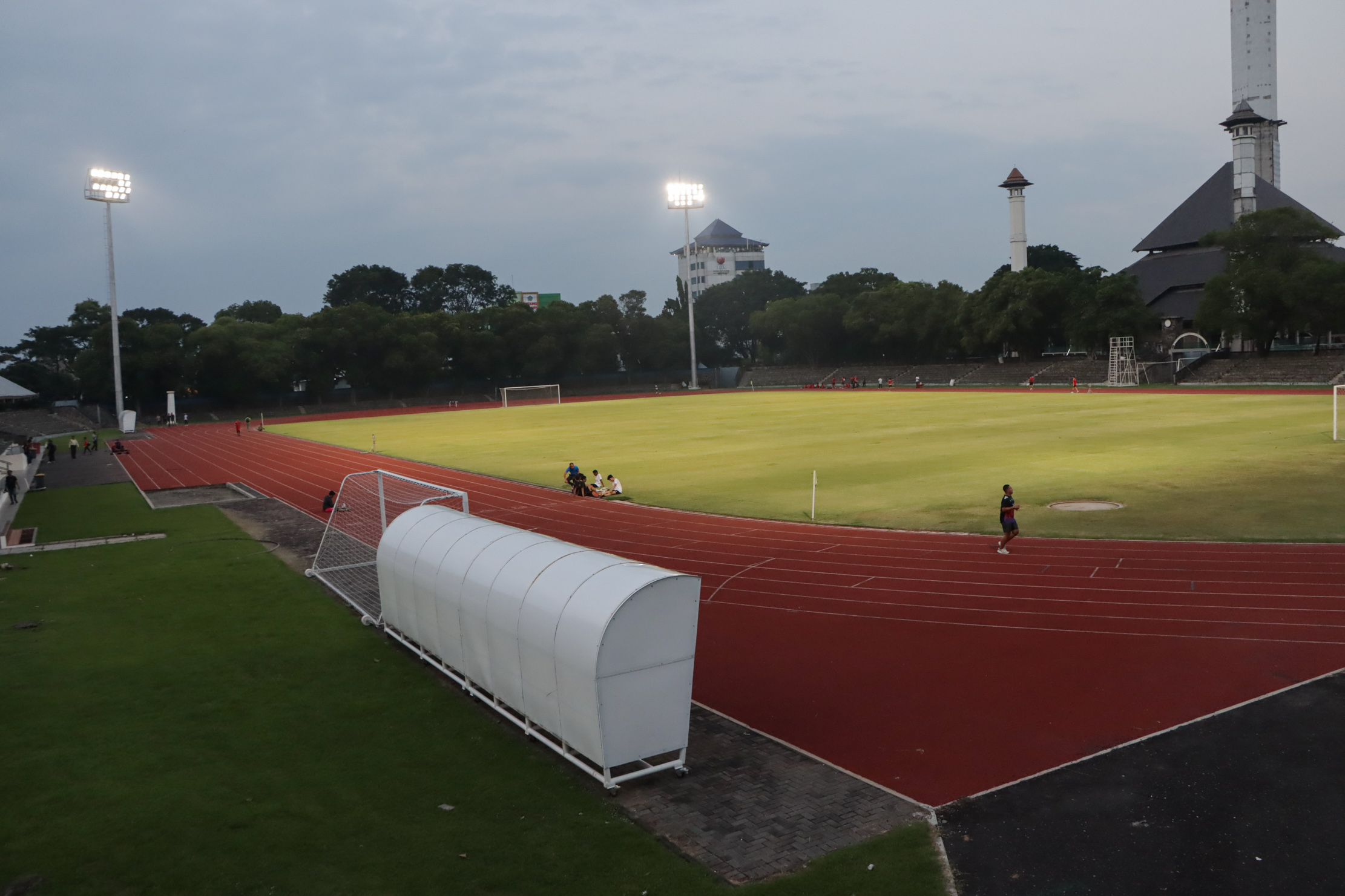 PSSI dan pihak AFF melakukan sidak di Stadion Sriwedari menjelang Piala AFF U-16, kemarin (28/5).  &nbsp;