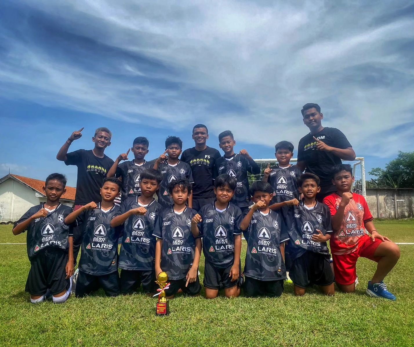 Ferdinan Sinaga (empat dari kiri di belakang) bersama pemain binaannya di FS17 Football Academy usai jalani turnamen, belum lama ini.