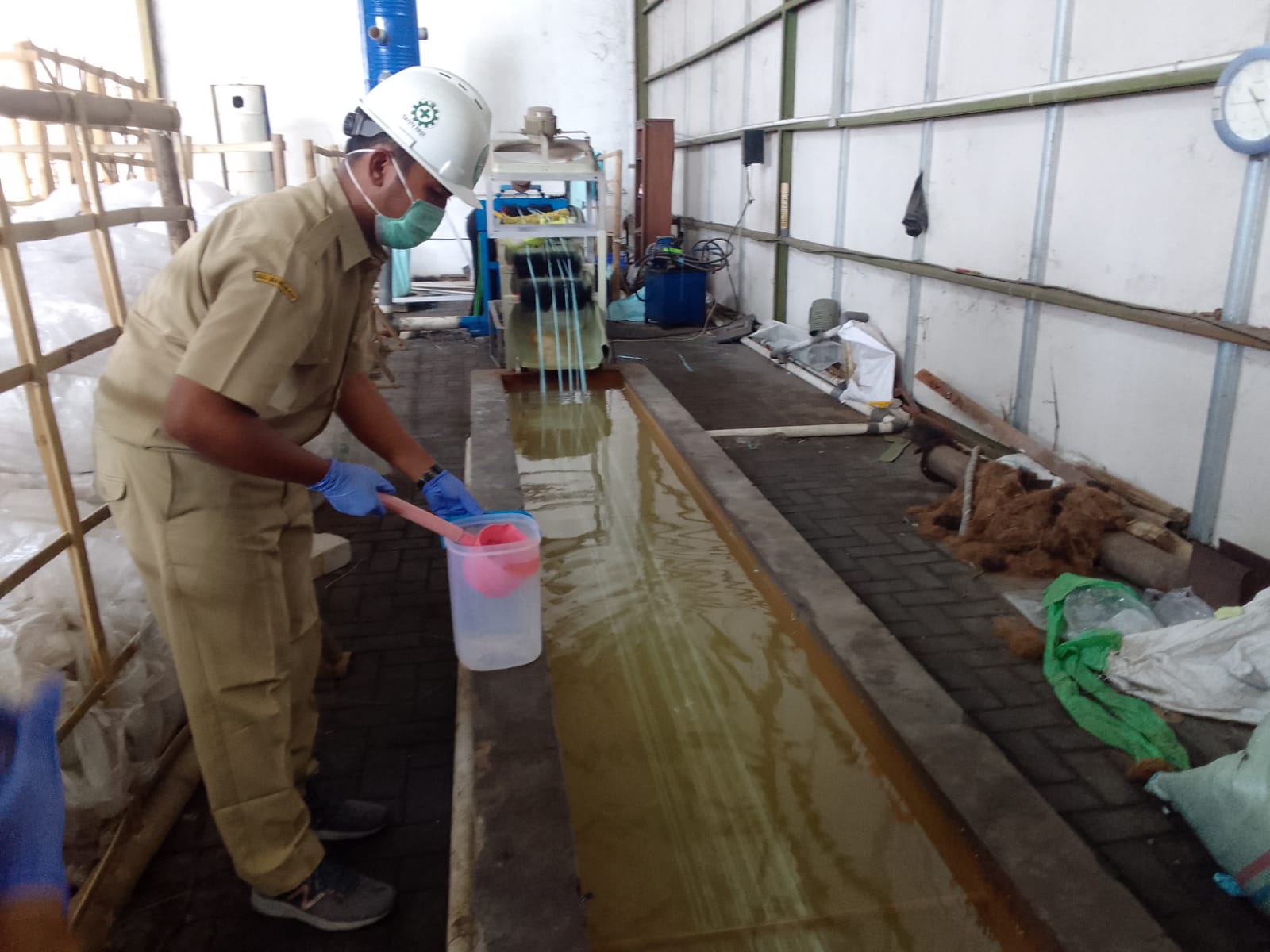 Petugas DLH Sukoharjo ambil sampel air pabrik pengolah limbah plastik di Kelurahan Sonorejo, Kecamatan/Kabupaten Sukoharjo, Selasa (28/5).