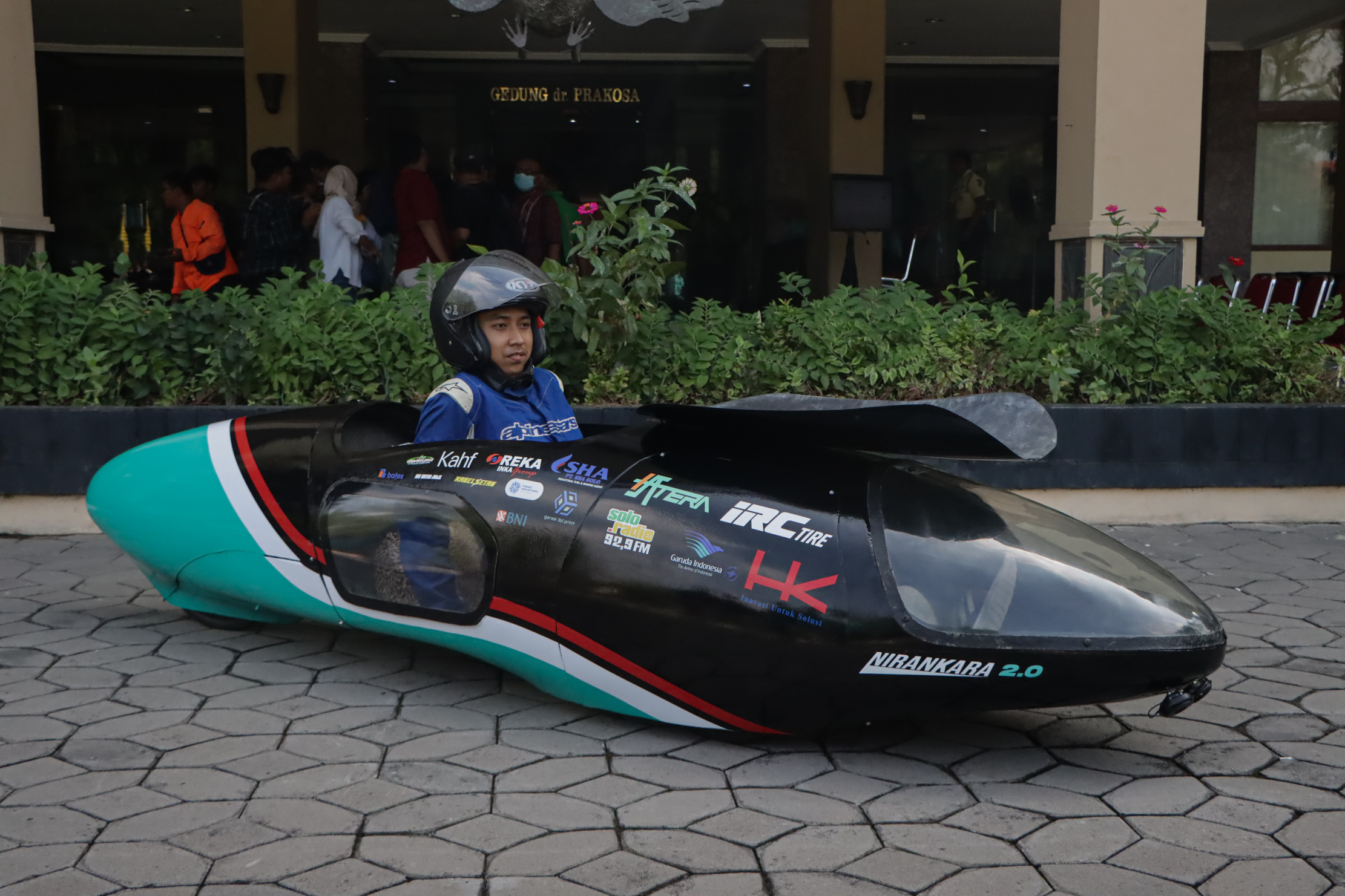 Tim Bengawan UNS luncurkan prototipe mobil balap Nirankara 2.0, yang akan dilombakan di Sirkuit Mandalika dan Ancol, kemarin (28/5).