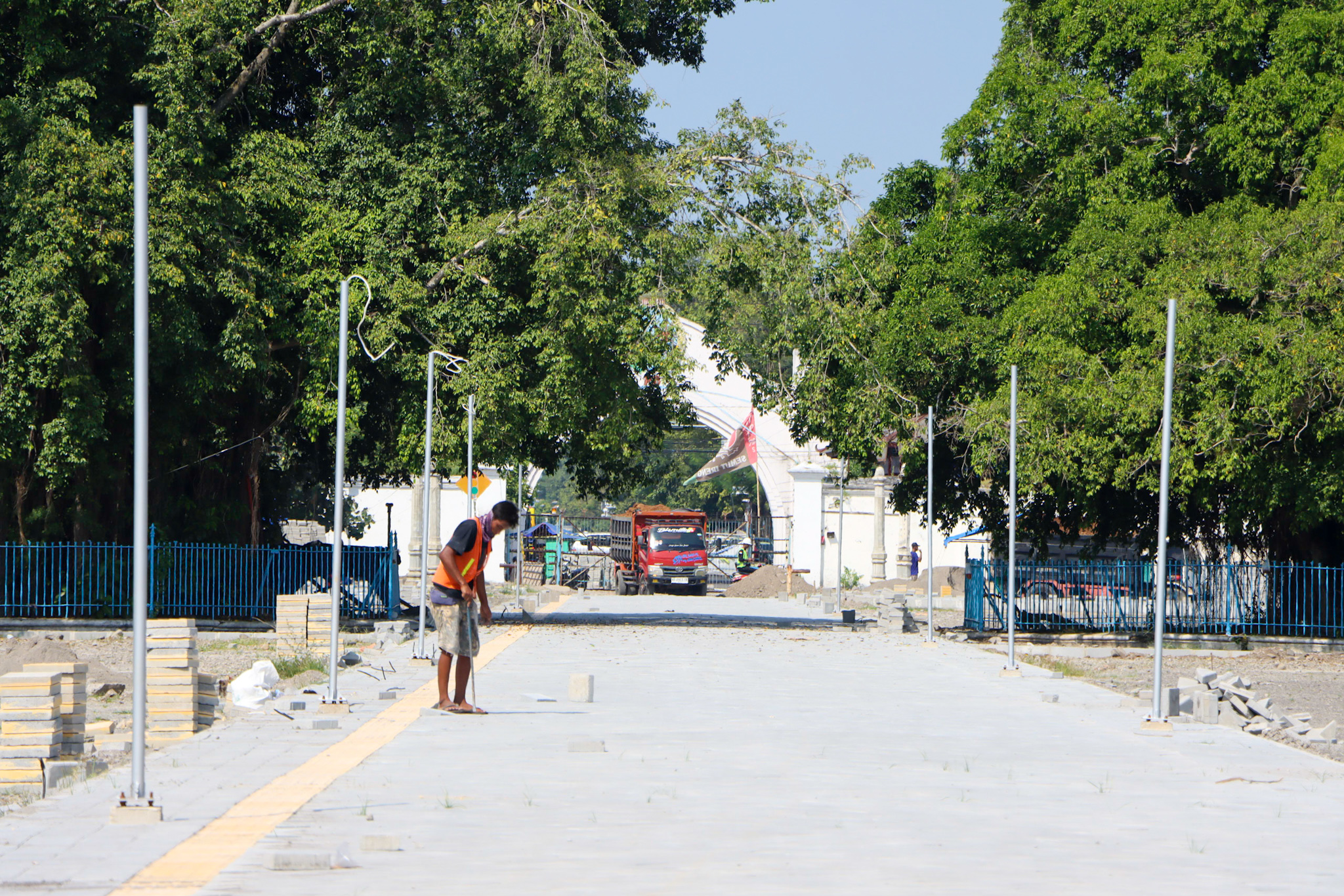 Pekerja sedang merapikan paving di alun-alun kidul