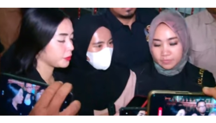 Linda didampingi pengacara saat menjalani pemeriksaan di Polresta Cirebon.