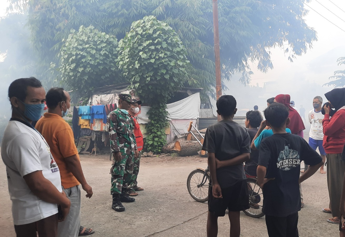 TNI bersama dinkes melakukan fogging untuk mencegah DBD di Desa Mireng, Kecamatan Trucuk. (Angga Purenda/Radar Solo)