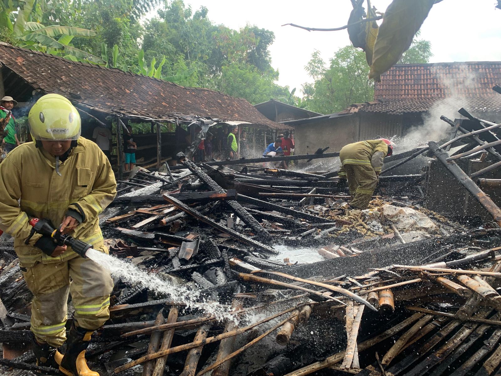 Penanganan kebakaran pabrik tahu di Dusun Grogol RT 03 RW 02 Desa Pucanganom, Kecamatan Giritontro, Selasa (28/5/2024).
