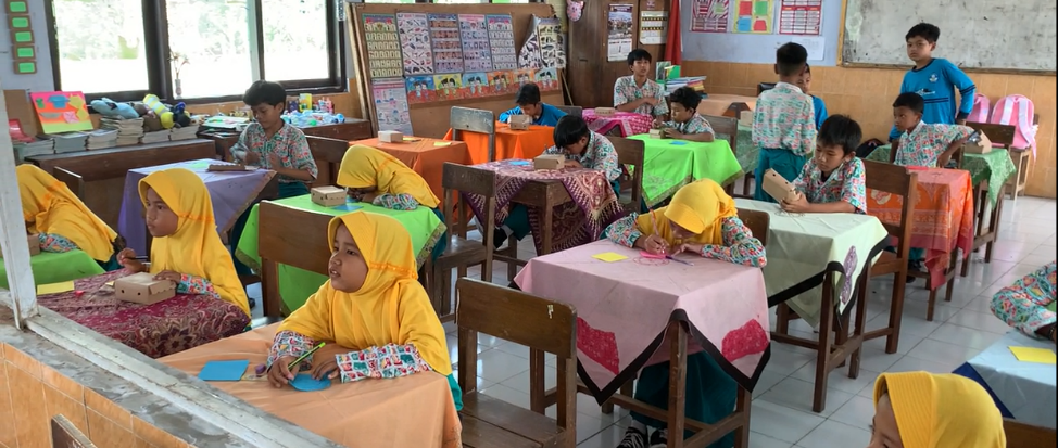 Suasana pembelajaran di SDN 03 Dawung, Kecamatan Matesih, Karanganyar yang diasuh Endang Sulistyowati.