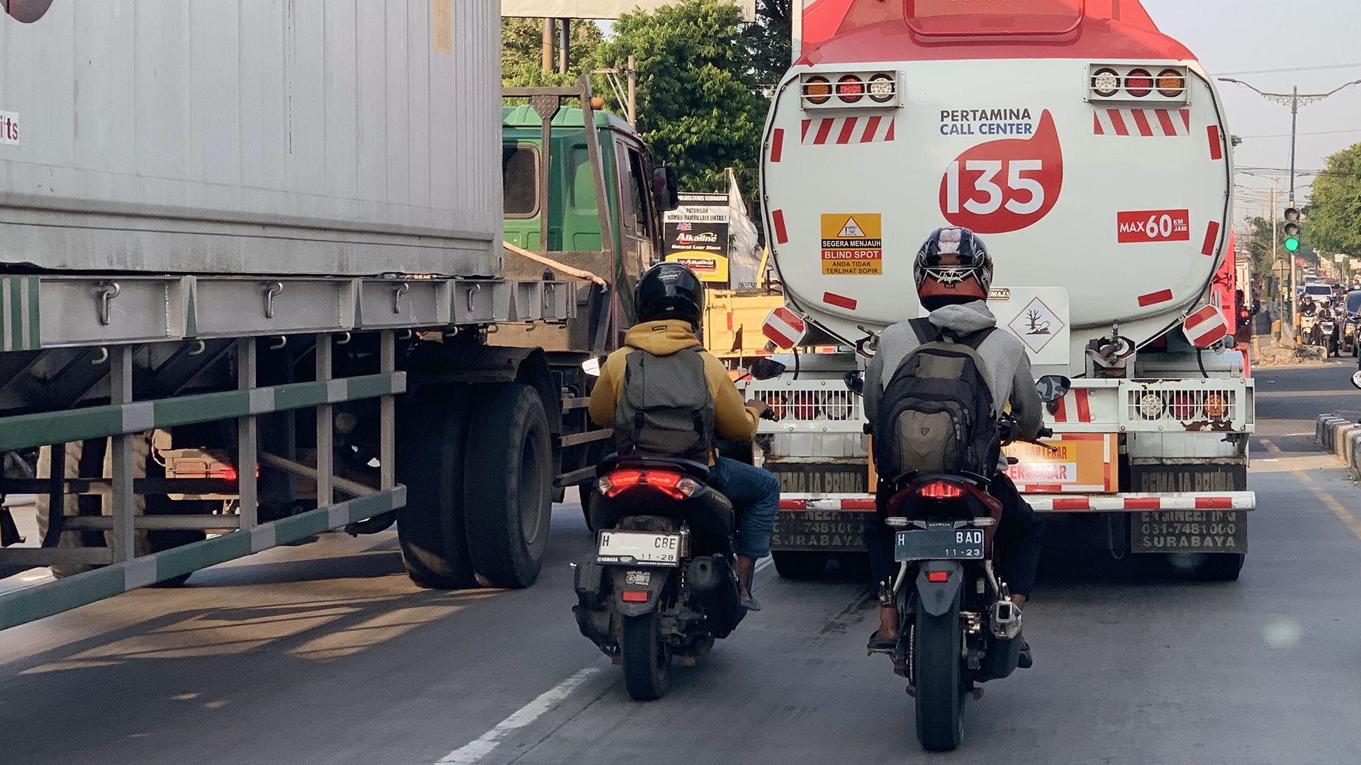 Ilustrasi menyalip menggunakan kendaraan bermotor. Ada hal-hal yang perlu diperhatikan saat menyalip kendaraan.