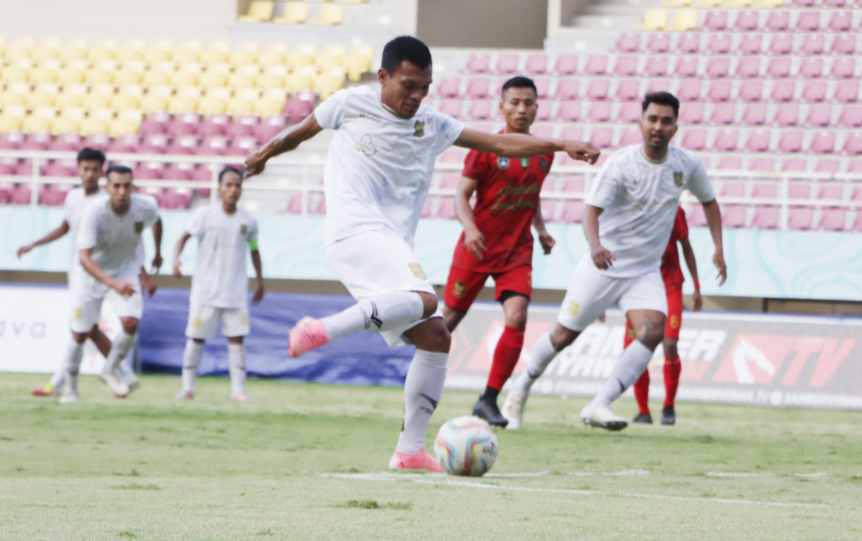Striker Kecamatan Pasar Kliwon Ferdinand Sinaga di Final Piala Walikota Surakarta 2024 melawan Jebres di Stadion Manahan, Rabu (29/5).