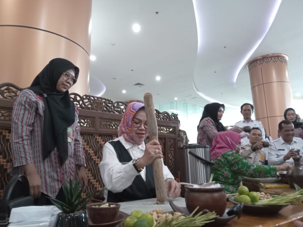 Bupati Sukoharjo Etik Suryani meracik jamu di Menara Wijaya, Rabu (39/5).