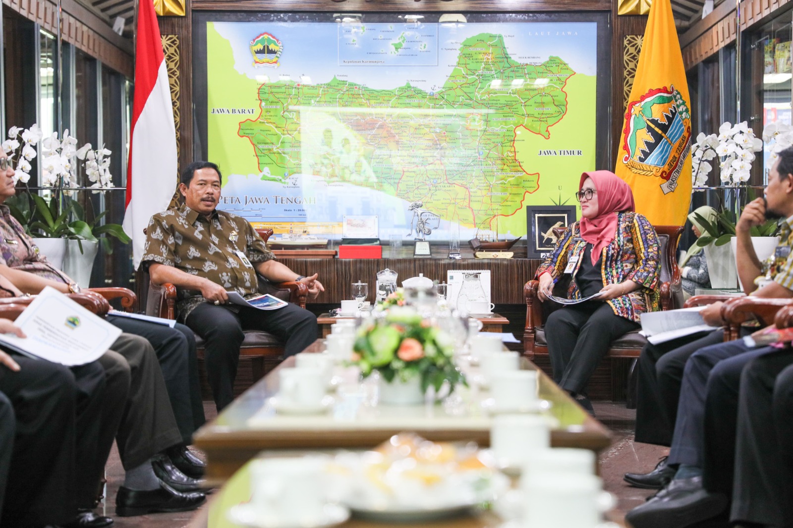 Pj Gubernur Jateng Nana Sudjana saat rapat PPDB online di kantornya, Selasa (28/5/2024).