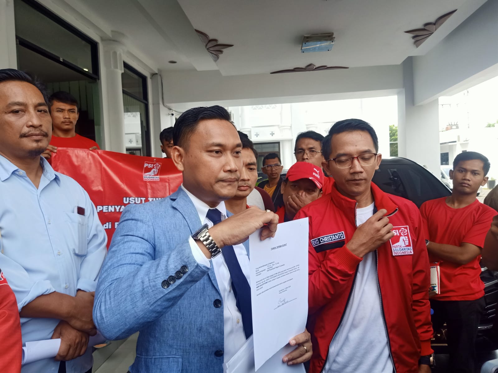 Argo Triyunanto Nugoroho, kuasa hukum kader PSI Kota yang melaporkan dugaan kasus korupsi tunjukkan laporan di Kejari Kota Solo, Rabu (29/5/2024).