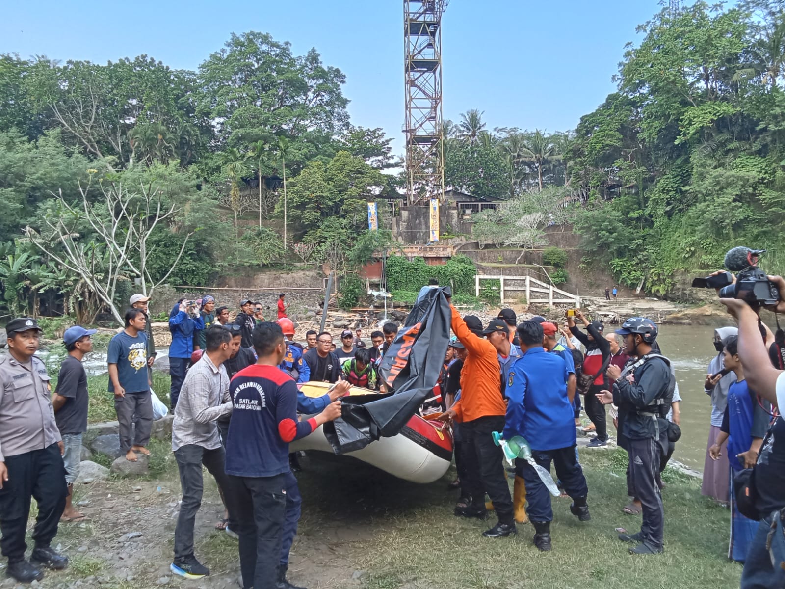 Tim SAR gabungan berhasil mengevakuasi santri asal Klaten yang meninggal usai tenggelam di Kali Elo, Magelang, Rabu (29/5). (Dokumentasi BASARNAS Semarang)