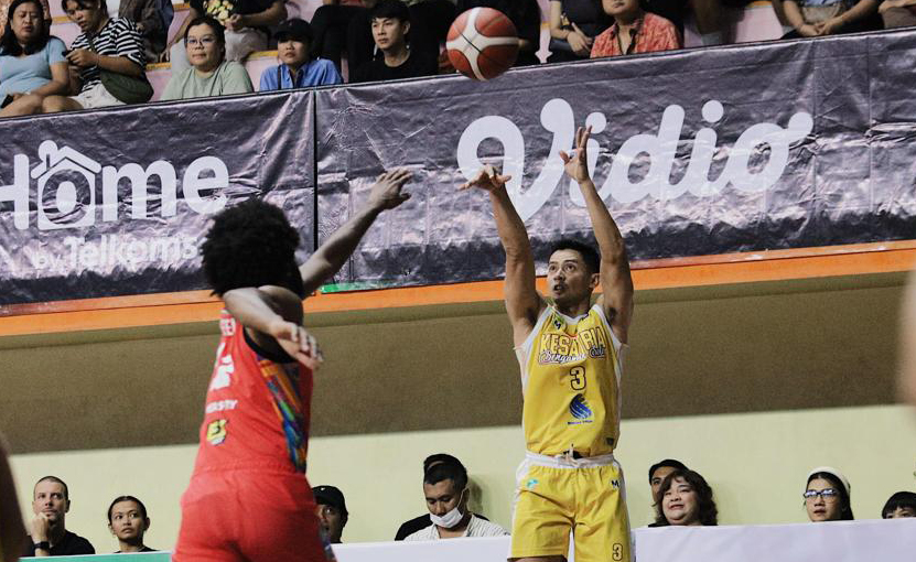 bintang Kesatria Bengawan Solo (KBS) Nuke Saputra melakukan jump shoots melawan Bali United Basketball di GOR Merpati Bali, Rabu malam (29/5/2024).