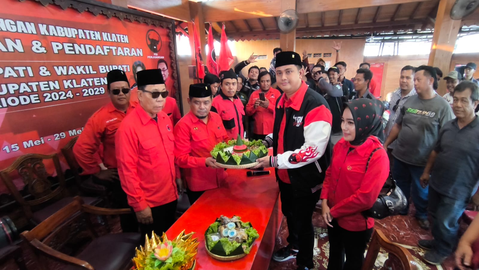 Ketua DPRD Klaten Hamenang Wajar Ismoyo saat menyerahkan tumpeng ketika mengembalikan formulir pendaftaran di Kantor DPC PDI Perjuangan Klaten, Rabu (29/5). (Angga Purenda/Radar Solo)