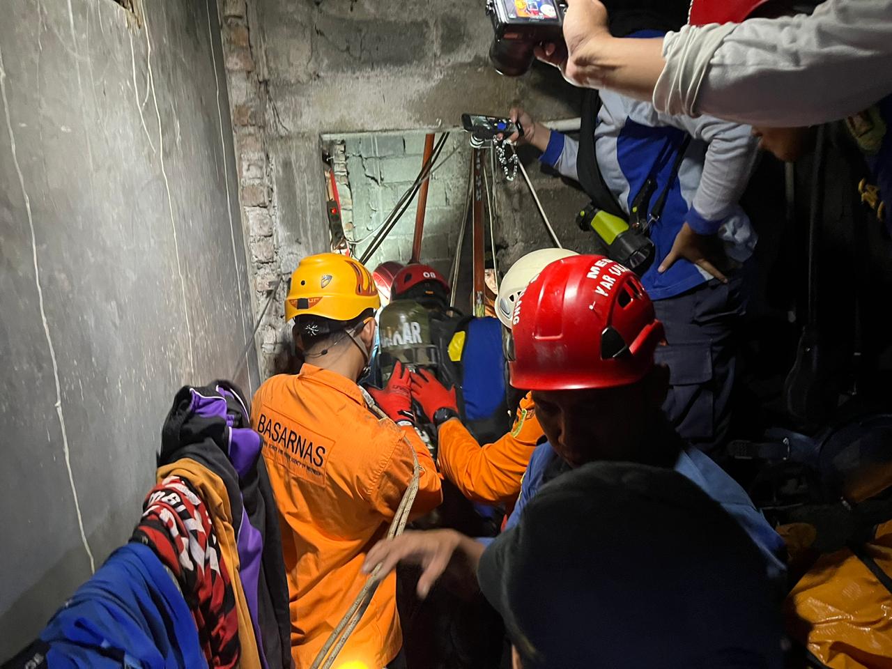 Proses evakuasi dua orang tercebur sumur di Magelang, Rabu (29/5) malam oleh tim SAR gabungan. (Dokumentasi Basarnas Semarang)