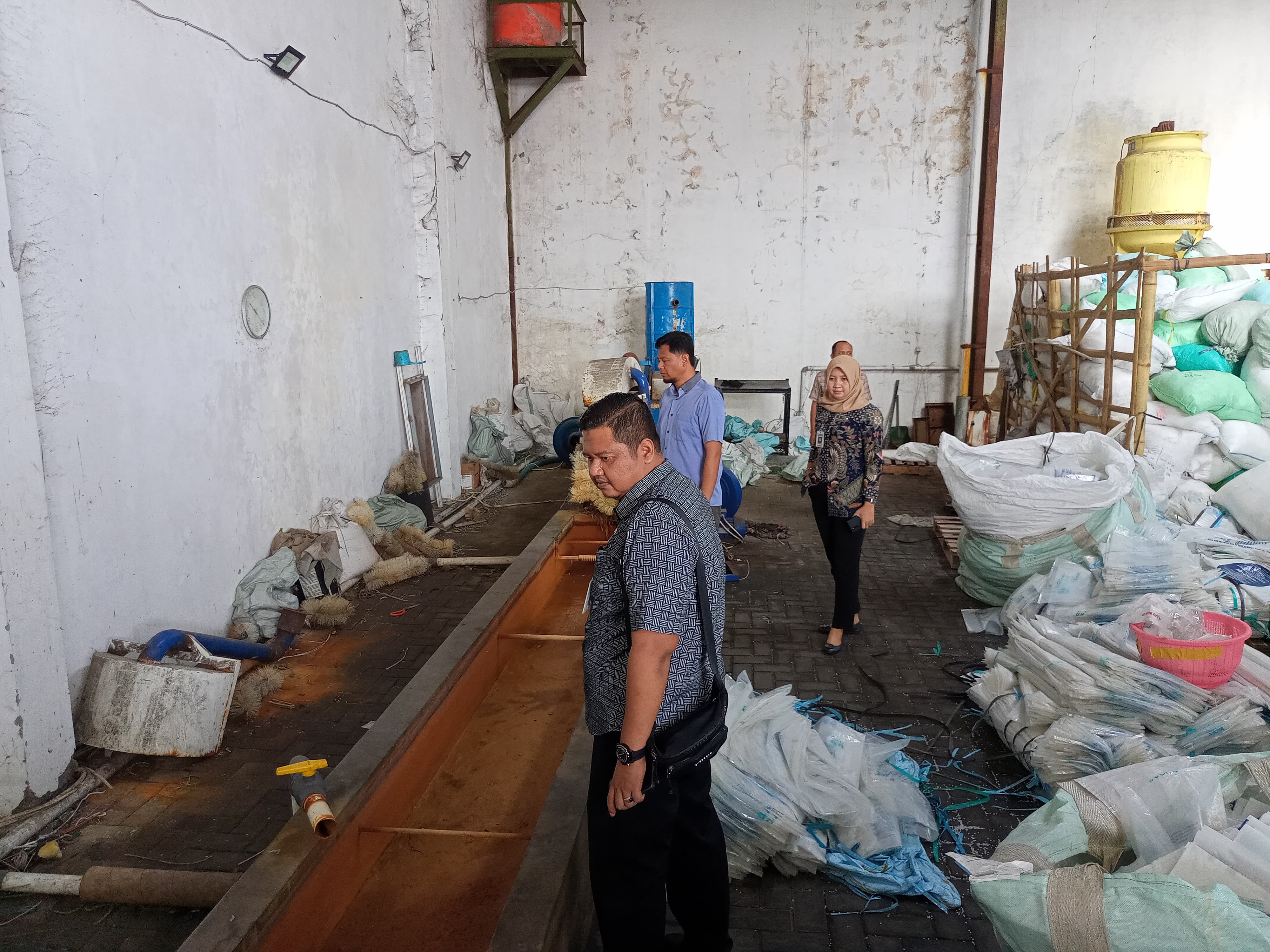 Camat Sukoharjo Kota Havid Danang Purnomo Widodo cek pabrik daur ulang plastik di Kelurahan Sonorejo yang diduga jadi sumber pencemaran lahan pertanian.