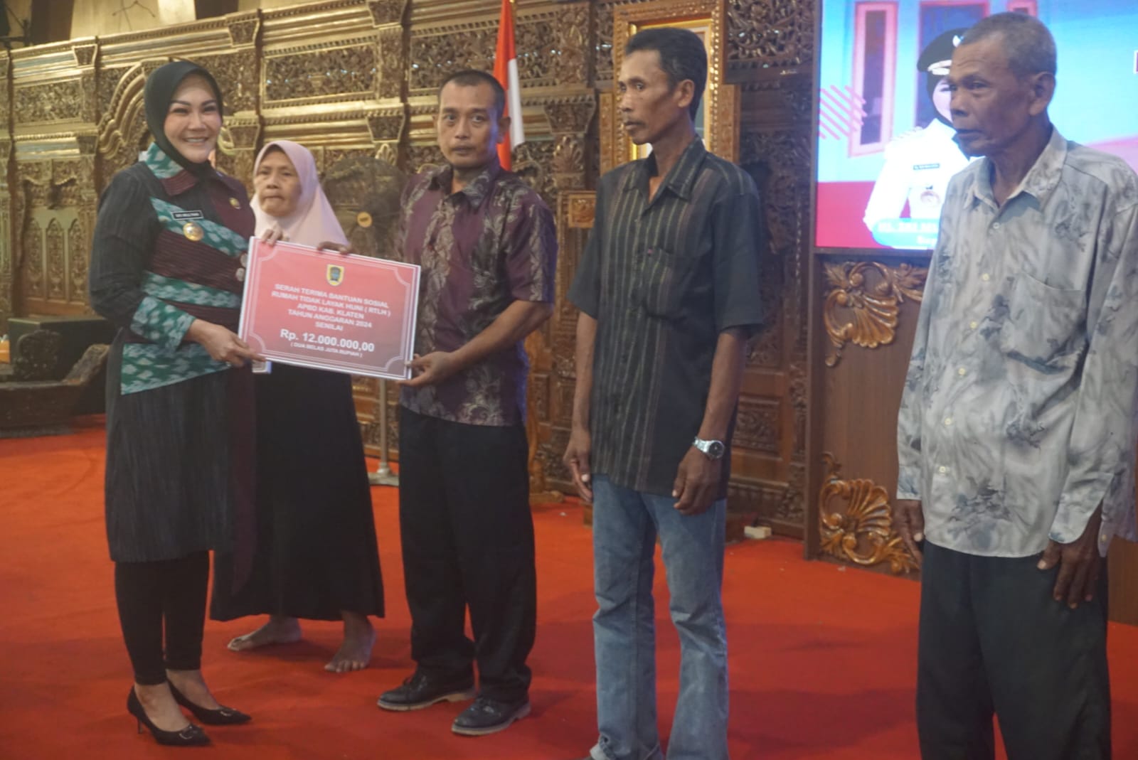 Bupati Klaten Sri Mulyani secara simbolis menyerahkan bantuan rehab RTLH kepada perwakilan penerima manfaat di Pendapa Pemkab Klaten, Kamis (30/5/2024).