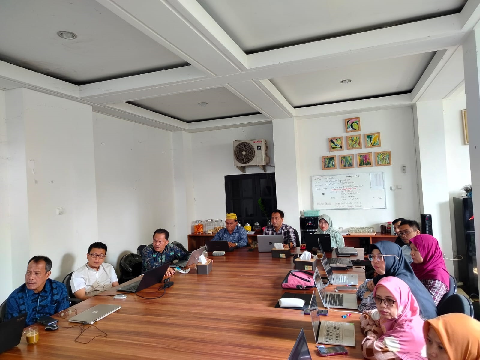 Suasana pelatihan penulisan artikel ilmiah.