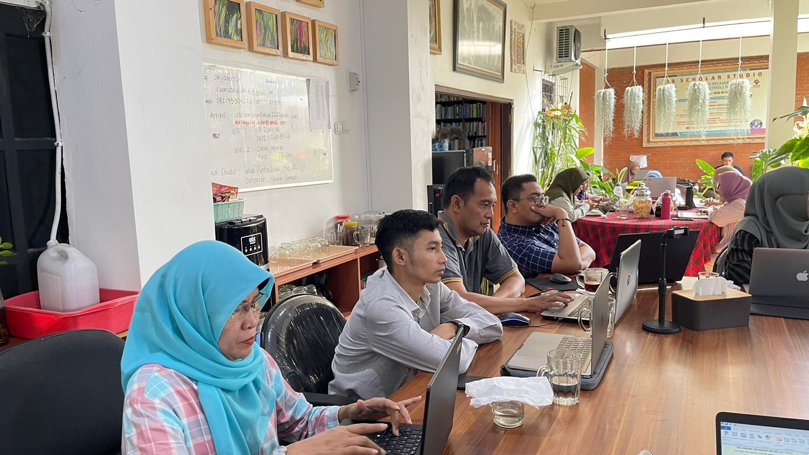 Dekan dan Dosen FSP ISI Surakarta, yakni Tatik Harpawati, Ananto Sabdo Aji, Muklas Alkaf, dan Bondet Wrahatnala mengikuti pelatihan penulisan artikel ilmiah di Studio IAS Jogjakarta, Selasa (21/5).
