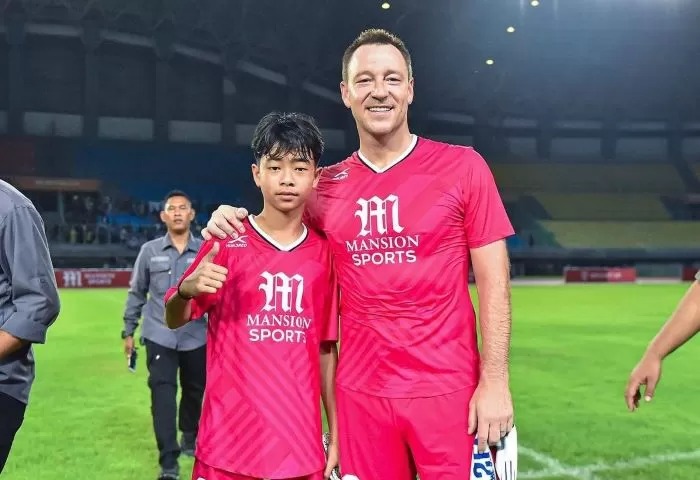 Miroslav Fernando Momor bersama legenda Inggris John Terry.