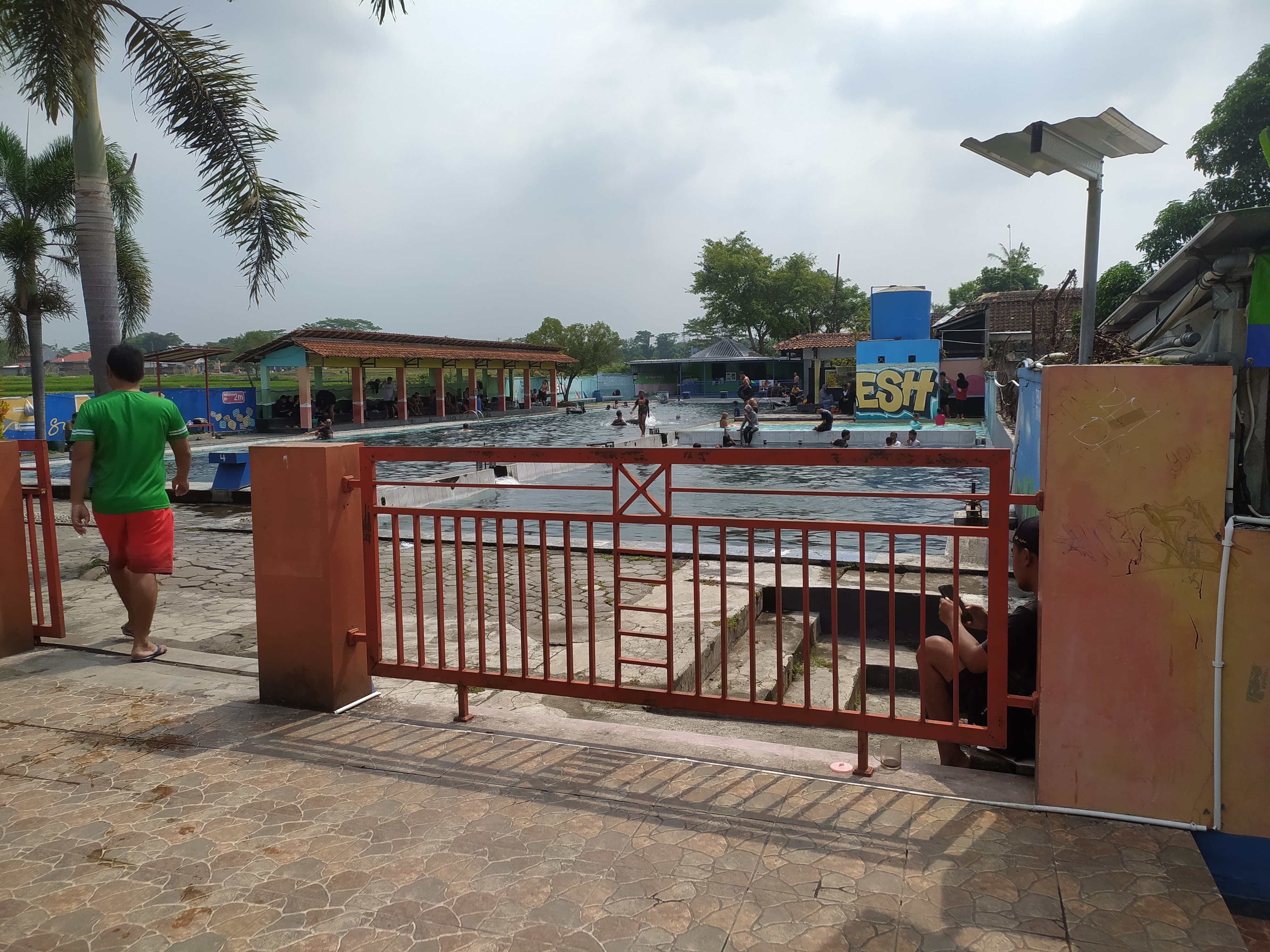 Pluneng Waterpark di kawasan Umbul Pluneng menjadi rekomendasi wisata air yang cocok dikunjungi saat akhir pekan.