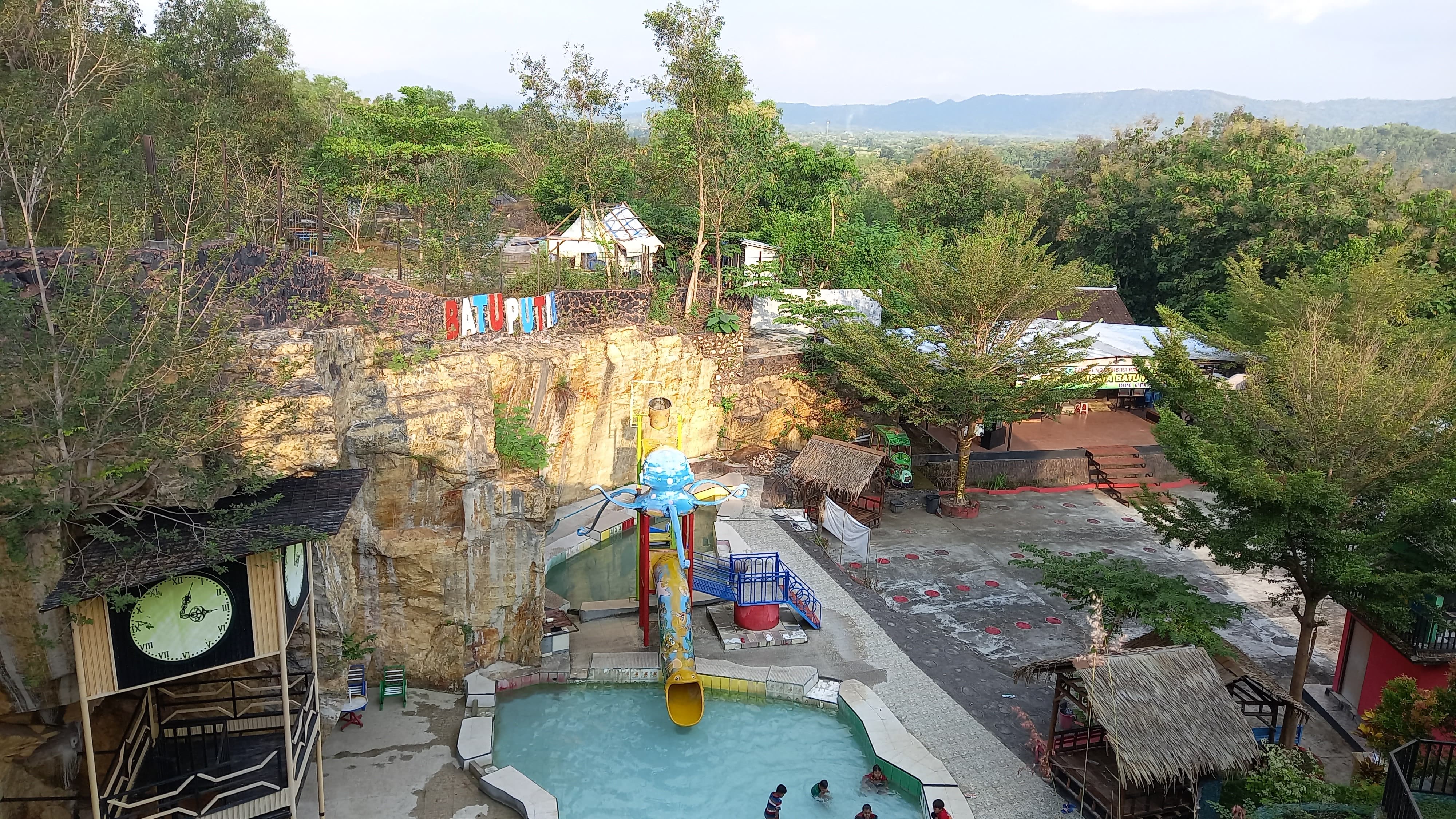 Suasana sore hari di Wisata Batu Putih, Bayat, Klaten.