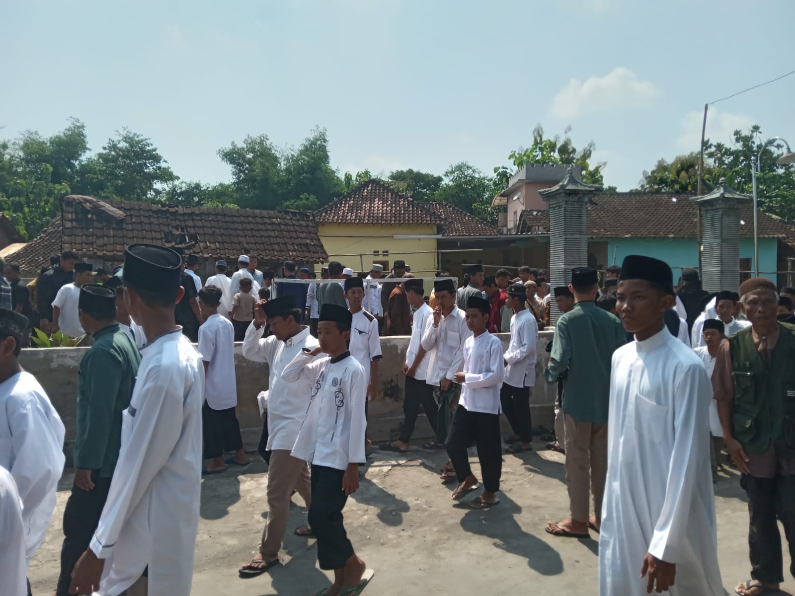 Ratusan santri Ponpes Darul Falah Klaten yang mengantarkan almarhum ke TPU di Desa Bener, Kecamatan Wonosari, Klaten. (Dokumentasi Warga Bener)