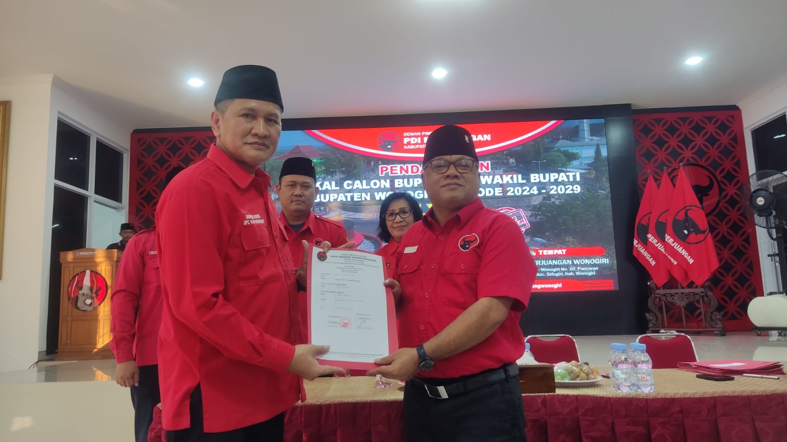 Setyo Sukarno mendaftar bakal calon bupati (bacabup) di Kantor DPC PDI Perjuangan Wonogiri, Kamis (30/5/2024).