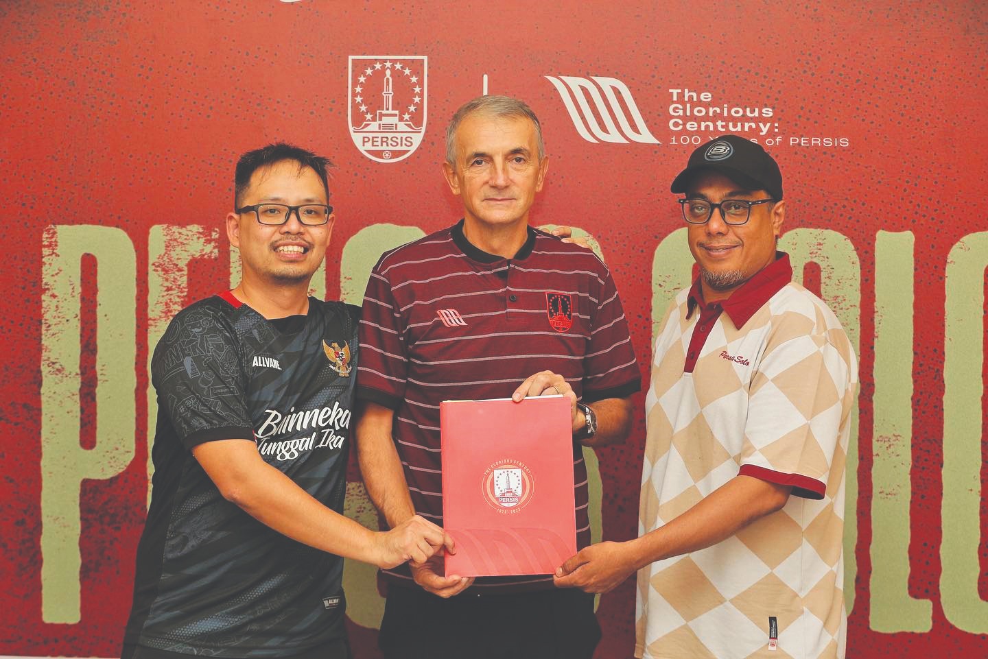 Milomir Seslija (tengah) bersama agendanya Gabriel Budi (kiri) usai menandatangani kontrak bersama Manajer Persis Solo Chairul Basalamah.