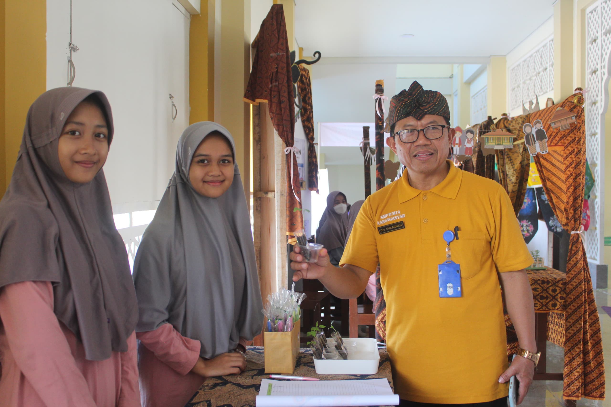 SMP IT MTA Karanganyar menggelar Aksara Chapter 1 di halaman sekolah setempat, Kamis (30/5).