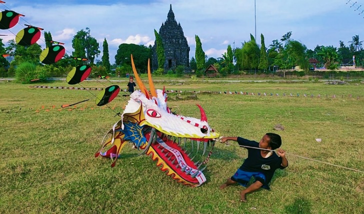 Anak bermain layang-layang di kawasan desa wisata Kebondalem, Kecamatan Prambanan, Klaten.