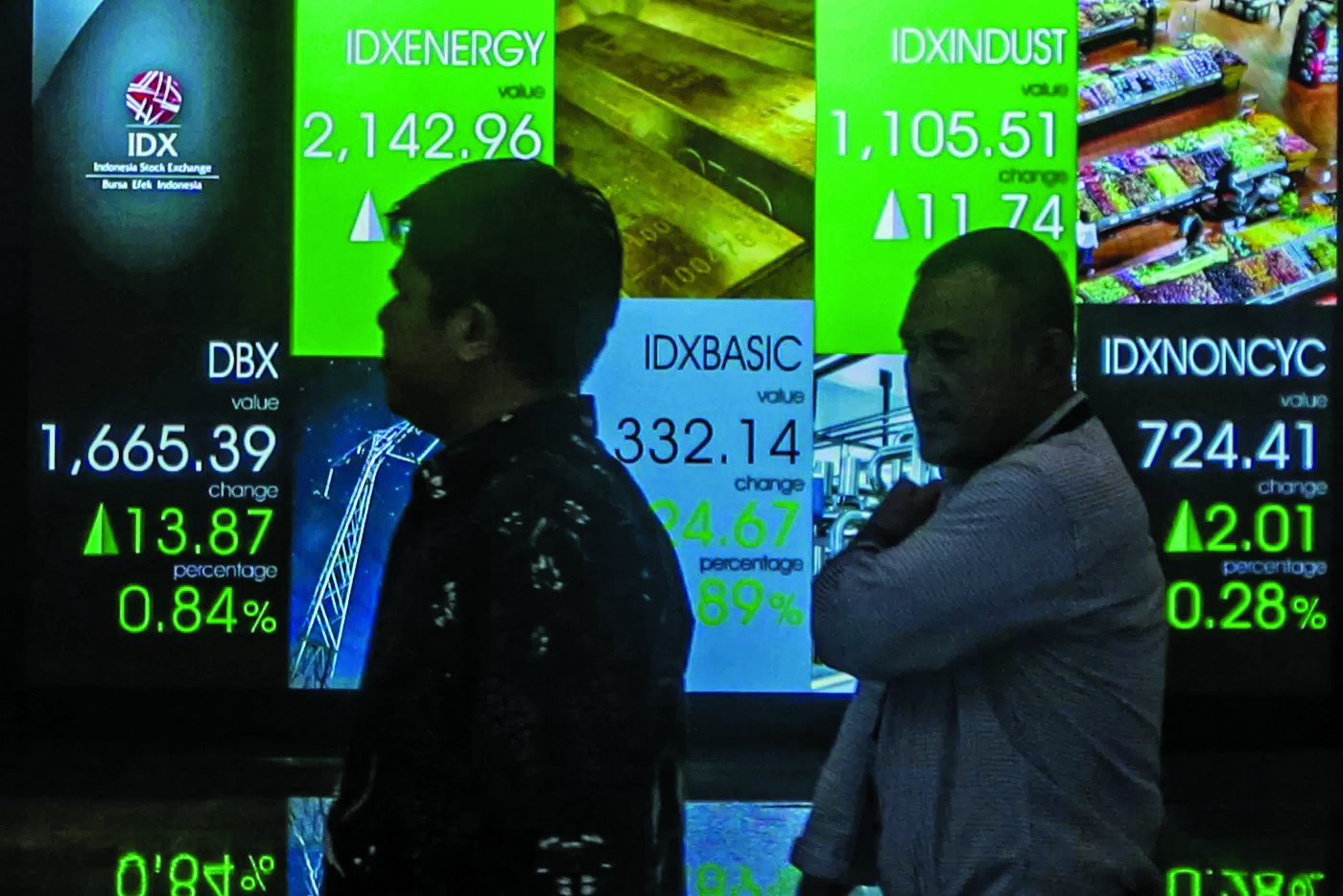 Karyawan melintas di depan layar pergerakan Indeks Harga Saham Gabungan (IHSG) di Gedung Bursa Efek, Jakarta, beberapa waktu lalu. (Salman Toyibi/Jawa Pos)