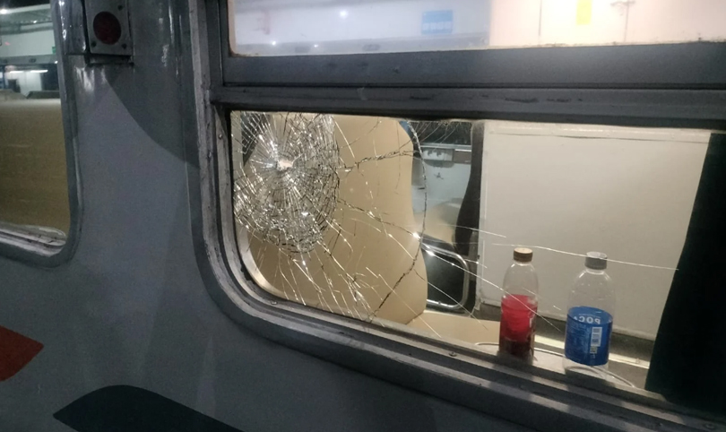 Kondisi kaca KA Pasundan usai dilempar oleh oknum di sekitar Surabaya, Kamis, 30 Mei pukul 23.54.