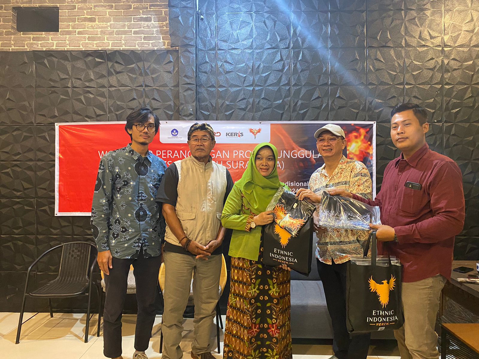 ISI Surakarta hadiri workshop perancangan produk Keris Unggulan Tangguh Surakarta, di Surabaya (21-22/5) lalu.